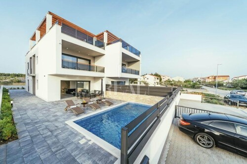 Srima 200 m od mora dvojna kuća sa bazenom P+2 180 m2
