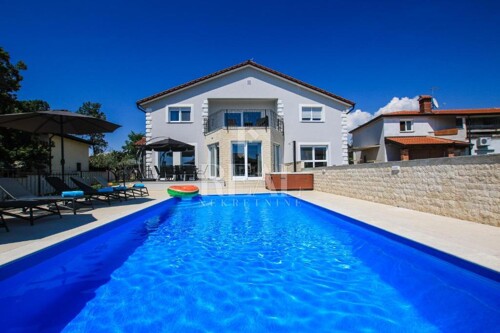 Kaštelir-prostrana kuća od 450 m2 S+P+1, bazen, 5 spavačih s