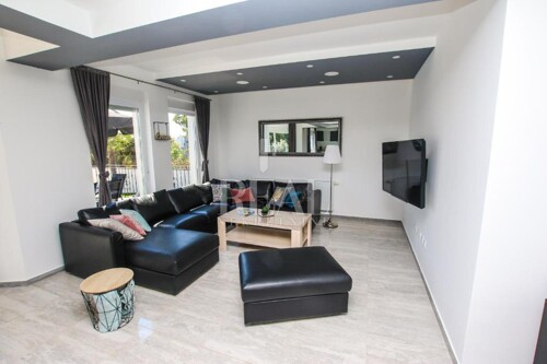 Kaštelir-prostrana kuća od 450 m2 S+P+1, bazen, 5 spavačih s