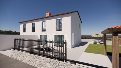Dvojna kuća sa bazenom 117 m2,P+1,okućnica