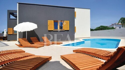 VALBANDON DVIJE VILLE SA BAZENIMA ,plaža udaljena 700m,proda