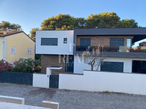 FAŽANA,moderna villa sa unutarnjim grijanim bazenom, okružen