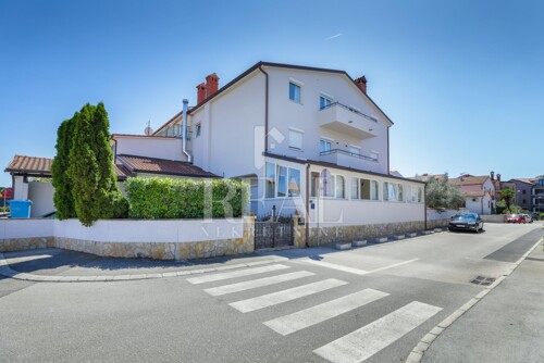 Fažana, TOP LOKACIJA kuća sa 5 stanova i dvije zasebne sobe,