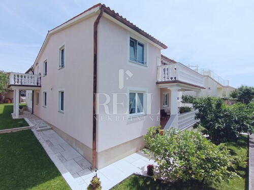 Prilika ! Fažana kuća sa 5 apartmana ,500m od mora, garaža !
