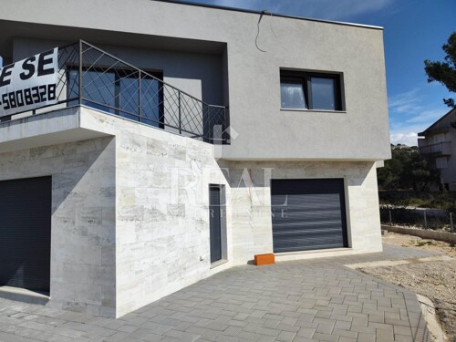 Šibenik vila sa bazenom P+1 plus krovna terasa
