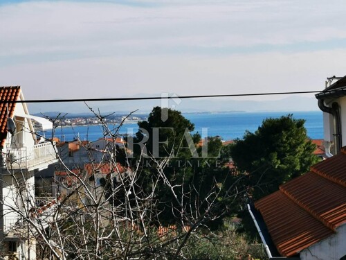 Vodice 450 m od plaže kuća P+1