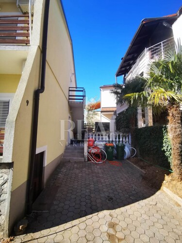 Vodice 450 m od plaže kuća P+1