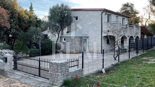 Kavran Kamena kuća sa dva odvojena stana 104m2,nekretnina vr