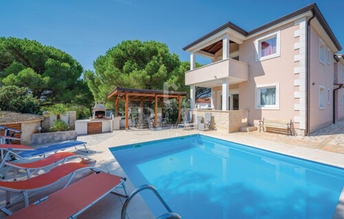 Valbandon objekt sa 4 stana,240m2,bazen,300m plaža