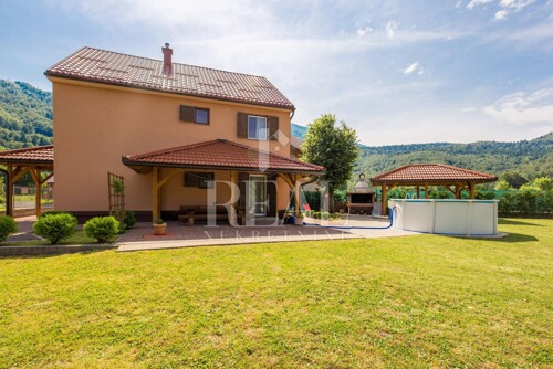JASENAK-BJELOLASICA, kuća sa tri stambene jedinice i tri gra