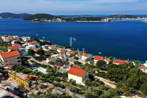 Vila sa Bazenom treći red od mora