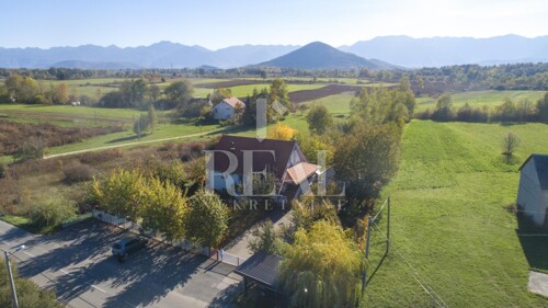 Smiljan Kuća kao iz bajke 250 m2 sa dva stana, okućnica 1500