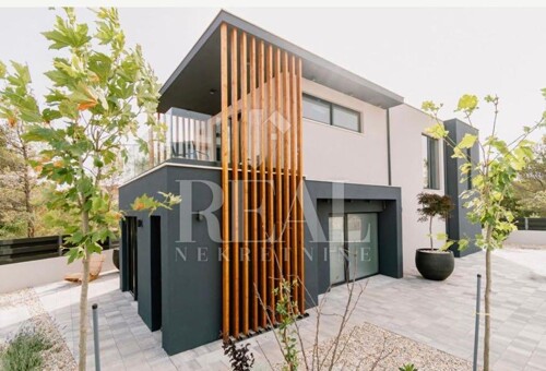 Villa s bazenom 180m2, 220m2 okućnice, 200m udaljeno od mora