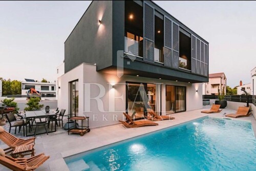 Villa s bazenom 180m2, 220m2 okućnice, 200m udaljeno od mora