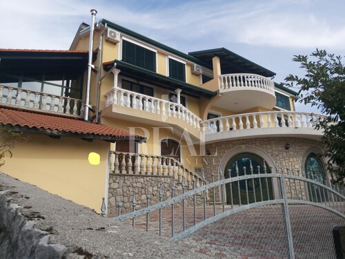 Gornja Drenova, prekrasna kuća sa dvije odvojene stambene je