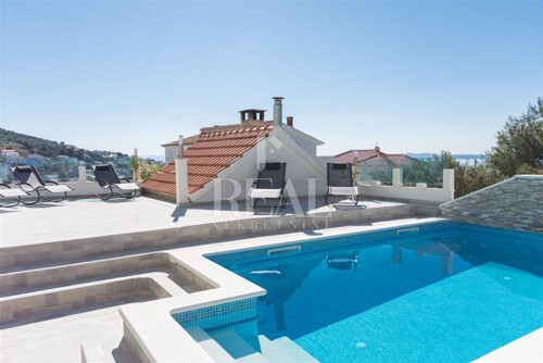 Prekrasna samostojeća kuća 170 m od mora S+P+2 , 360m2