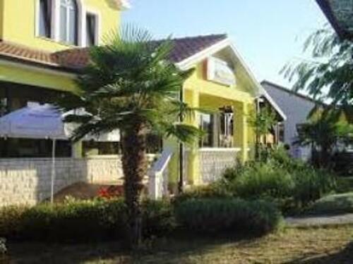 Umag, vila sa restoranom i kuća sa 4 apartmana