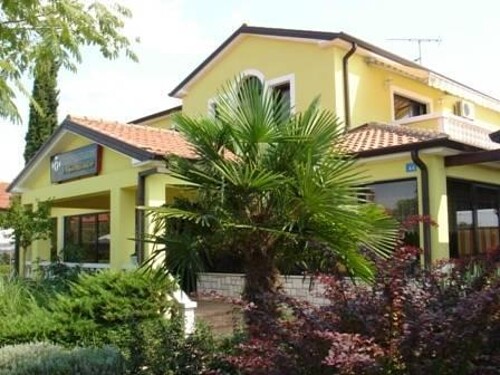 Umag, vila sa restoranom i kuća sa 4 apartmana