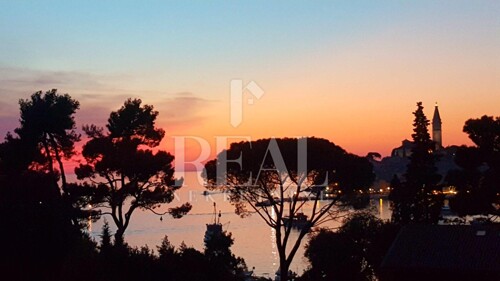 Rovinj, dvojna kuća na atraktivnoj lokaciji, S+P+2+VPOT od 5