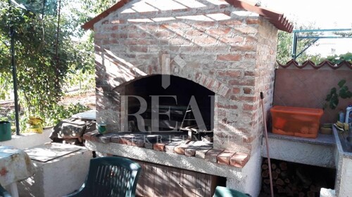 Pula,kuća sa 4 apartmana i uređenom okućnicom