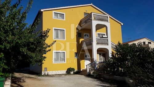 Pula,kuća sa 4 apartmana i uređenom okućnicom