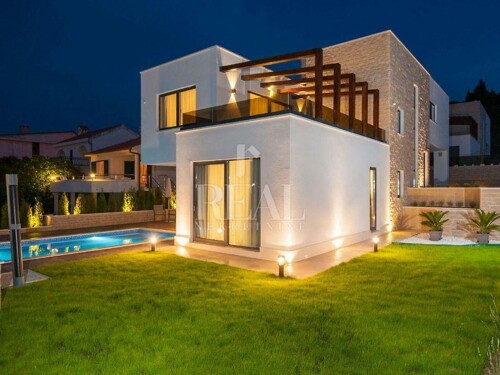 Trogir , drugi red od mora prekrasna vila