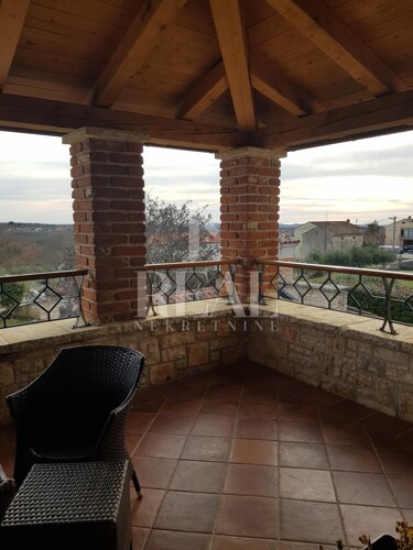 Baderna, prekrasna vila sa bazenom i okućnicom od 820 m2
