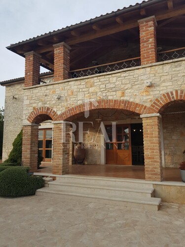 Baderna, prekrasna vila sa bazenom i okućnicom od 820 m2