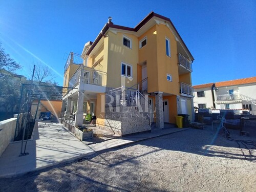 Bilice prekrasna kuća 100 m od mora