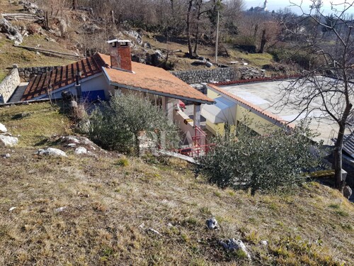 Kuća sa mogućnošću nadogradnje sa velikom okućnicom i prekra