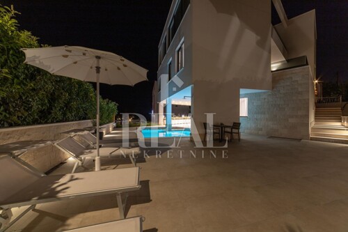 Vila u Trogiru 363 m2 90m od mora