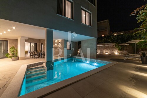 Vila u Trogiru 363 m2 90m od mora