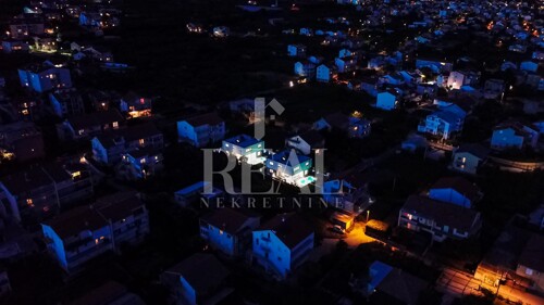 Dvije vile Kaštel Kambelovac 300 m od mora