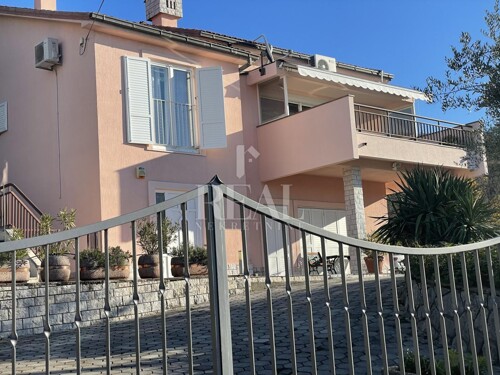 Samostojeća kuća s garažom i očaravajućom okućnicom s bazen