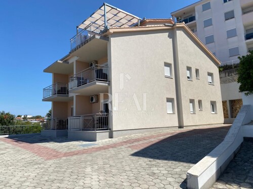 Kuća 5 apartmana,362 m2,okućnica,parking,100 m od mora