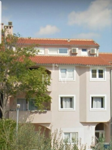 Pula, kuća u nizu na atraktivnoj lokaciji sa 7 stambenih jed