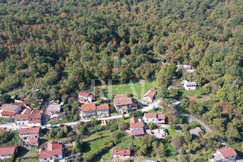 Turistički kompleks sa tri zasebne kuće sa bazenom,okućnica