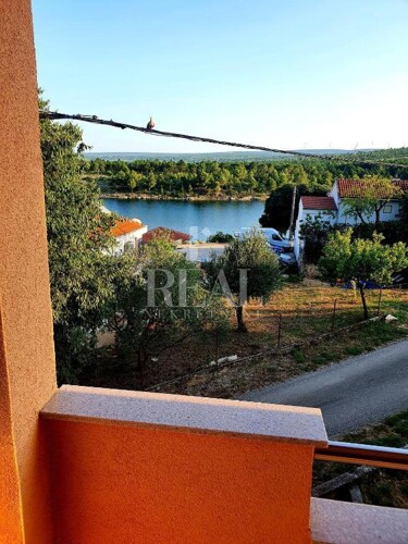 Kruševo ,Kuća 246 m2,sa dva apartmana, garaža, udaljenost od