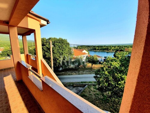 Kruševo ,Kuća 246 m2,sa dva apartmana, garaža, udaljenost od