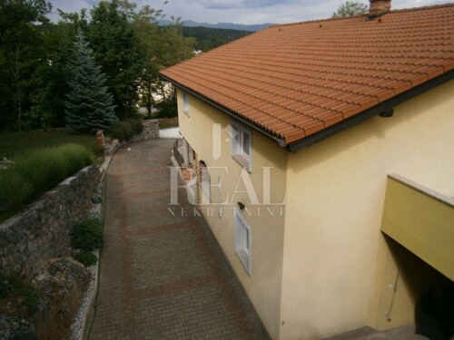 Prodaja kuće sa 3 stana na Matuljima 400 m2 i 1300 m2 okućn