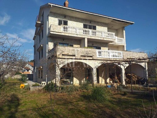 Kuća s tri stana na Pehlinu P+2 412 m2
