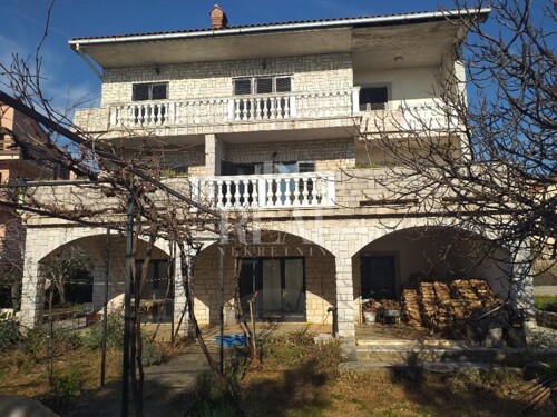 Kuća s tri stana na Pehlinu P+2 412 m2
