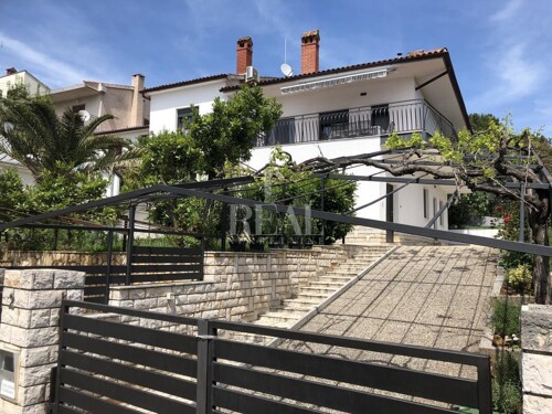 Kuća 300 m2, 4 apartmana, okućnica, Medulin