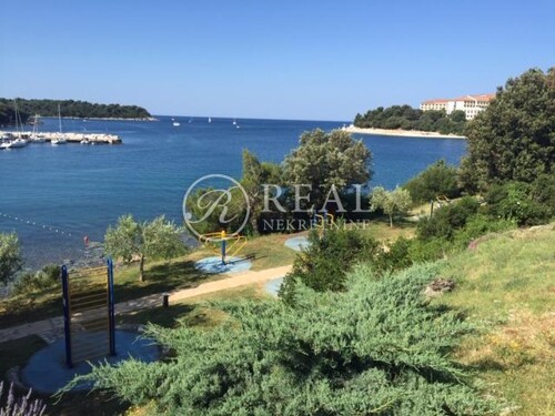 Kuća 300 m2, 4 apartmana, okućnica, Medulin