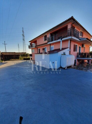 Umag, kuća sa poslovnim prostorom i 4 apartmana !
