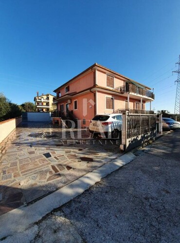 Umag, kuća sa poslovnim prostorom i 4 apartmana !
