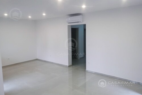 Apartman u prizemlju novogradnje, odlična lokacija blizu mora