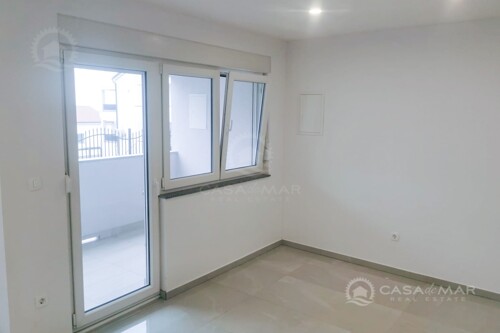 Apartman u prizemlju novogradnje, odlična lokacija blizu mora