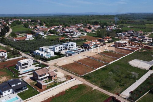 Istra, Kaštelir, građevinsko zemljište 4054m2 s projektom i pravomoćnom g...