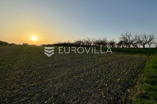 Đakovo, građevinsko zemljište 5704 m2 u gospodarskoj zoni
